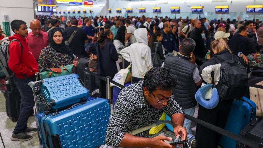 Penumpang mengantre untuk check-in di Terminal 1 Bandara Willy-Brandt Berlin Brandenburg BER di Schoenefeld, tenggara Berlin, pada 20 September 2025. (Tobias SCHWARZ / AFP) Penumpang mengantre untuk check-in di Terminal 1 Bandara Willy-Brandt Berlin Brandenburg BER di Schoenefeld, tenggara Berlin, pada 20 September 2025. (Tobias SCHWARZ / AFP)