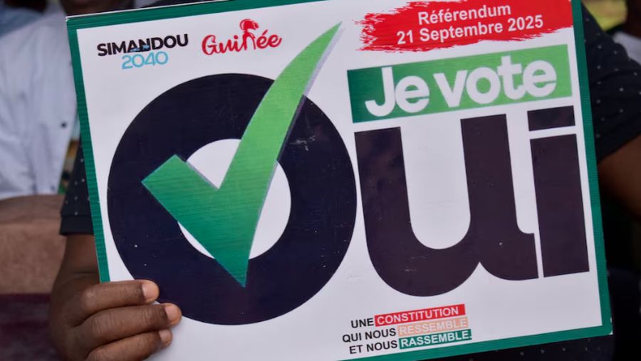 Seorang warga memegang spanduk saat berpartisipasi dalam unjuk rasa kampanye kesadaran untuk referendum 21 September mendatang mengenai konstitusi baru, di Conakry, Guinea, Selasa (16/9/2025). Spanduk tersebut bertuliskan "Saya memilih ya". (REUTERS/Souleymane Camara/File Photo)