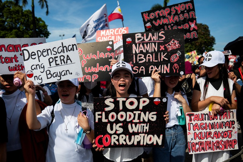 Warga Filipina berkumpul dalam sebuah protes yang mengecam apa yang mereka sebut korupsi terkait proyek pengendalian banjir di Manila, Filipina, Minggu (21/9/2025). (REUTERS/Lisa Marie David)
