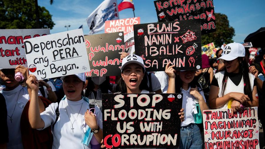 Warga Filipina berkumpul dalam sebuah protes yang mengecam apa yang mereka sebut korupsi terkait proyek pengendalian banjir di Manila, Filipina, Minggu (21/9/2025). (REUTERS/Lisa Marie David)