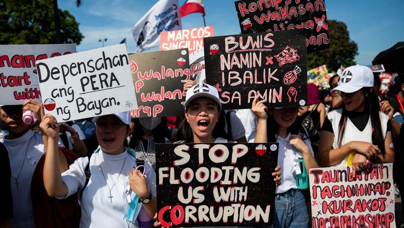 Warga Filipina berkumpul dalam sebuah protes yang mengecam apa yang mereka sebut korupsi terkait proyek pengendalian banjir di Manila, Filipina, Minggu (21/9/2025). (REUTERS/Lisa Marie David)