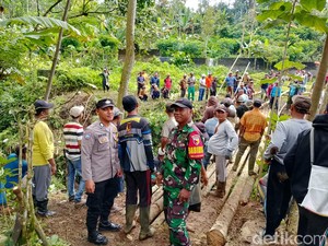Akses Putus, Warga Lumajang Bangun Jembatan Darurat dari Bambu