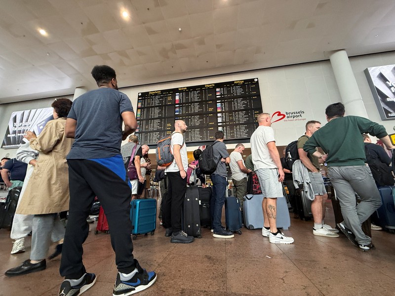 Penumpang mengantre untuk check-in di Terminal 1 Bandara Willy-Brandt Berlin Brandenburg BER di Schoenefeld, tenggara Berlin, pada 20 September 2025. (Tobias SCHWARZ / AFP) Penumpang mengantre untuk check-in di Terminal 1 Bandara Willy-Brandt Berlin Brandenburg BER di Schoenefeld, tenggara Berlin, pada 20 September 2025. (Tobias SCHWARZ / AFP)