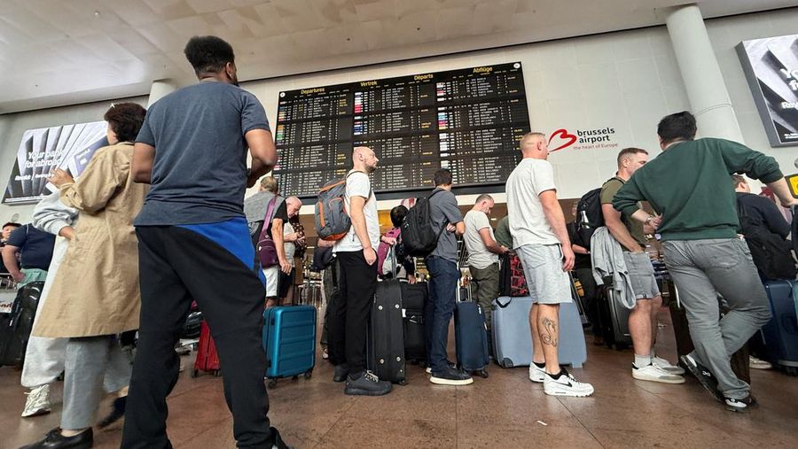 Penumpang mengantre untuk check-in di Terminal 1 Bandara Willy-Brandt Berlin Brandenburg BER di Schoenefeld, tenggara Berlin, pada 20 September 2025. (Tobias SCHWARZ / AFP)