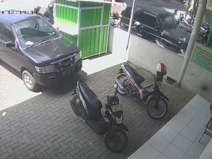 Terekam CCTV Aksi Curanmor di Kantor PCNU Bondowoso