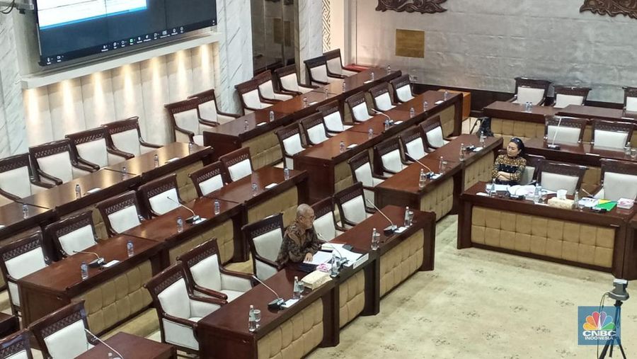 Anggito Abimanyu saat mengikuti fit and proper test untuk menjadi ketua dewan komisioner Lembaga Penjamin Simpanan di Komisi XI DPR, Senin (22/9/2025) malam. (CNBC Indonesia/Robertus Andrianto Serin)