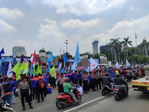 Buruh Demo di DPR, Tolak Upah Murah-Hapus Outsourcing
