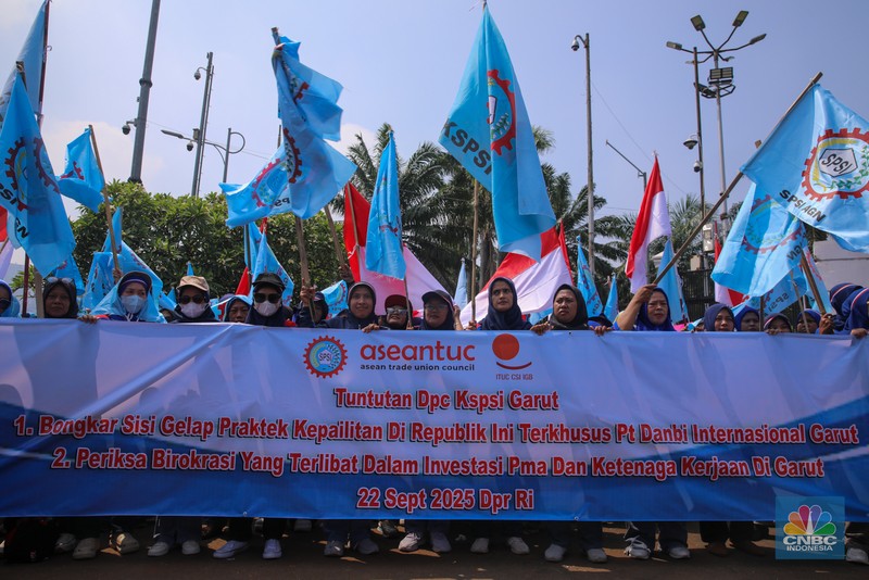 Buruh melakukan aksi unjuk rasa di depan Gedung DPR/MPR RI, Senayan, Jakarta, Senin (22/9/2025). (CNBC Indonesia/Faisal Rahman)