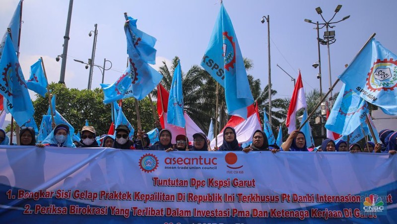 Buruh melakukan aksi unjuk rasa di depan Gedung DPR/MPR RI, Senayan, Jakarta, Senin (22/9/2025). (CNBC Indonesia/Faisal Rahman)
