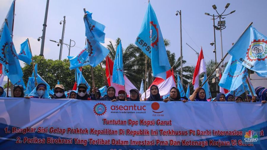 Buruh melakukan aksi unjuk rasa di depan Gedung DPR/MPR RI, Senayan, Jakarta, Senin (22/9/2025). Buruh melakukan aksi unjuk rasa di depan Gedung DPR/MPR RI, Senayan, Jakarta, Senin (22/9/2025). (CNBC Indonesia/Faisal Rahman)