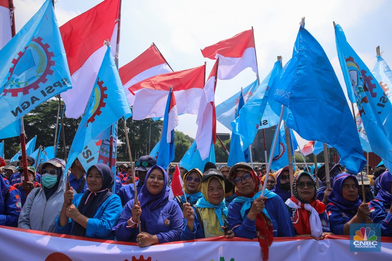 Buruh melakukan aksi unjuk rasa di depan Gedung DPR/MPR RI, Senayan, Jakarta, Senin (22/9/2025). (CNBC Indonesia/Faisal Rahman)