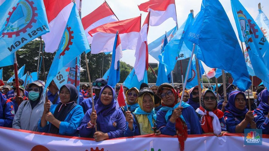 Buruh melakukan aksi unjuk rasa di depan Gedung DPR/MPR RI, Senayan, Jakarta, Senin (22/9/2025). Buruh melakukan aksi unjuk rasa di depan Gedung DPR/MPR RI, Senayan, Jakarta, Senin (22/9/2025). (CNBC Indonesia/Faisal Rahman)