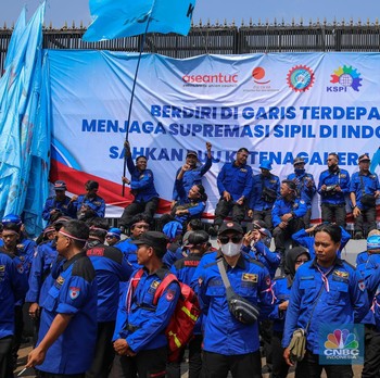 Potret Terbaru Demo Buruh di Depan Gedung DPR, Ini 5 Tuntutan Utamanya