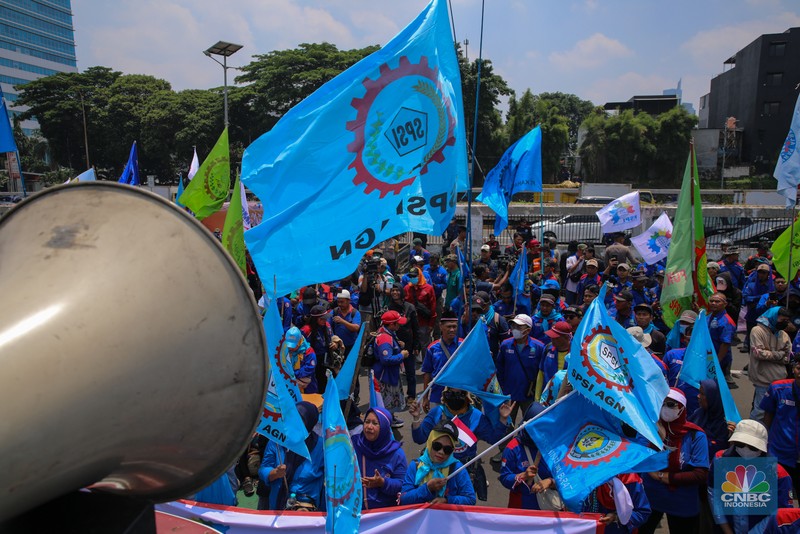 Buruh melakukan aksi unjuk rasa di depan Gedung DPR/MPR RI, Senayan, Jakarta, Senin (22/9/2025). Buruh melakukan aksi unjuk rasa di depan Gedung DPR/MPR RI, Senayan, Jakarta, Senin (22/9/2025). (CNBC Indonesia/Faisal Rahman)