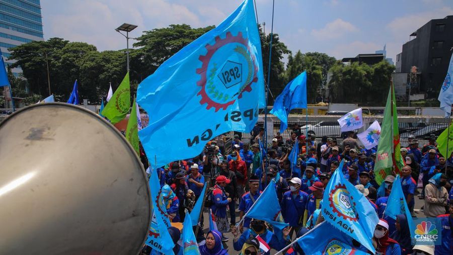 Buruh melakukan aksi unjuk rasa di depan Gedung DPR/MPR RI, Senayan, Jakarta, Senin (22/9/2025). Buruh melakukan aksi unjuk rasa di depan Gedung DPR/MPR RI, Senayan, Jakarta, Senin (22/9/2025). (CNBC Indonesia/Faisal Rahman)