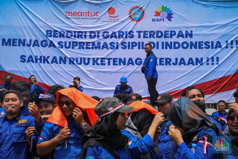 Buruh melakukan aksi unjuk rasa di depan Gedung DPR/MPR RI, Senayan, Jakarta, Senin (22/9/2025). Buruh melakukan aksi unjuk rasa di depan Gedung DPR/MPR RI, Senayan, Jakarta, Senin (22/9/2025). (CNBC Indonesia/Faisal Rahman)