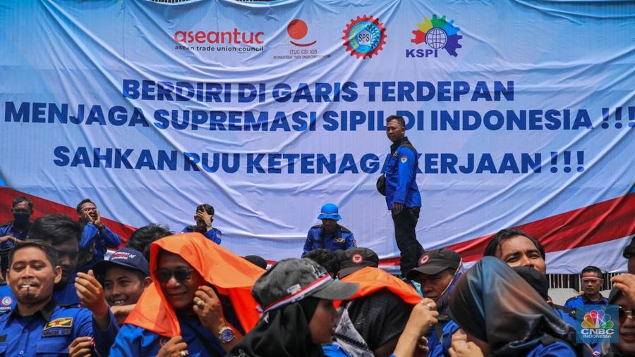 Buruh melakukan aksi unjuk rasa di depan Gedung DPR/MPR RI, Senayan, Jakarta, Senin (22/9/2025). Buruh melakukan aksi unjuk rasa di depan Gedung DPR/MPR RI, Senayan, Jakarta, Senin (22/9/2025). (CNBC Indonesia/Faisal Rahman)
