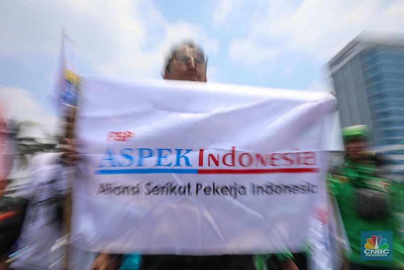 Buruh melakukan aksi unjuk rasa di depan Gedung DPR/MPR RI, Senayan, Jakarta, Senin (22/9/2025). (CNBC Indonesia/Faisal Rahman)