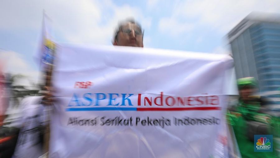 Buruh melakukan aksi unjuk rasa di depan Gedung DPR/MPR RI, Senayan, Jakarta, Senin (22/9/2025). Buruh melakukan aksi unjuk rasa di depan Gedung DPR/MPR RI, Senayan, Jakarta, Senin (22/9/2025). (CNBC Indonesia/Faisal Rahman)
