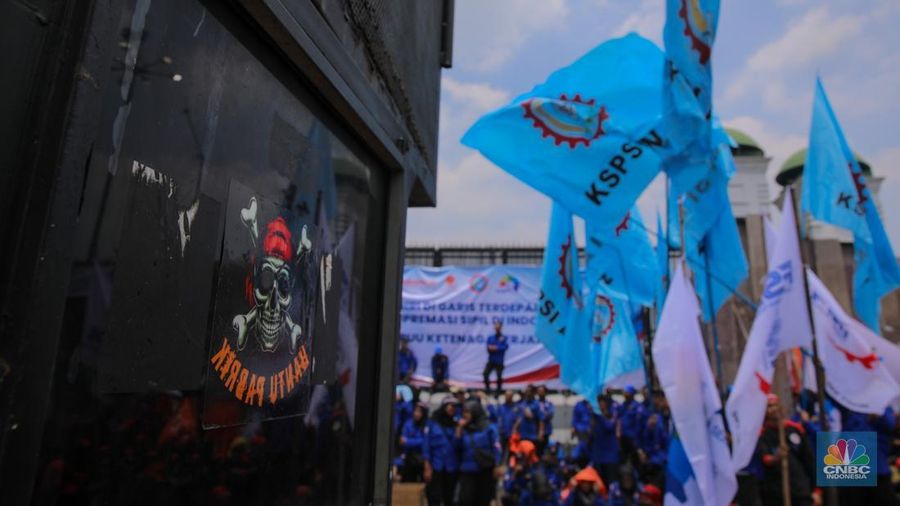 Buruh melakukan aksi unjuk rasa di depan Gedung DPR/MPR RI, Senayan, Jakarta, Senin (22/9/2025). Buruh melakukan aksi unjuk rasa di depan Gedung DPR/MPR RI, Senayan, Jakarta, Senin (22/9/2025). (CNBC Indonesia/Faisal Rahman)