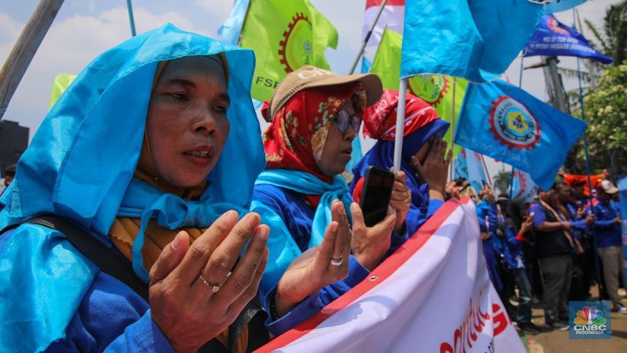 Buruh melakukan aksi unjuk rasa di depan Gedung DPR/MPR RI, Senayan, Jakarta, Senin (22/9/2025). (CNBC Indonesia/Faisal Rahman)