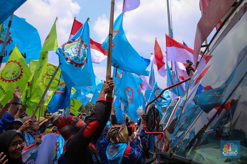 Buruh melakukan aksi unjuk rasa di depan Gedung DPR/MPR RI, Senayan, Jakarta, Senin (22/9/2025). (CNBC Indonesia/Faisal Rahman)