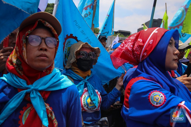 Buruh melakukan aksi unjuk rasa di depan Gedung DPR/MPR RI, Senayan, Jakarta, Senin (22/9/2025). Buruh melakukan aksi unjuk rasa di depan Gedung DPR/MPR RI, Senayan, Jakarta, Senin (22/9/2025). (CNBC Indonesia/Faisal Rahman)