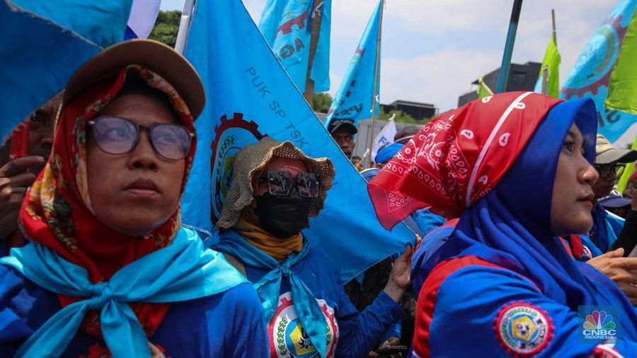Buruh melakukan aksi unjuk rasa di depan Gedung DPR/MPR RI, Senayan, Jakarta, Senin (22/9/2025). Buruh melakukan aksi unjuk rasa di depan Gedung DPR/MPR RI, Senayan, Jakarta, Senin (22/9/2025). (CNBC Indonesia/Faisal Rahman)