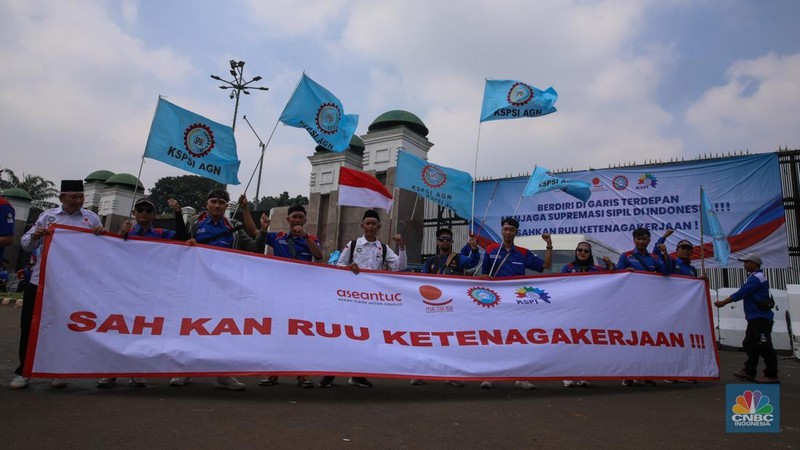 Buruh yang akan melakukan unjuk rasa mulai terlihat berdatangan di depan Gedung DPR RI, Senayan, Jakarta, Senin (22/9/2025). (CNBC Indonesia/Faisal Rahman)