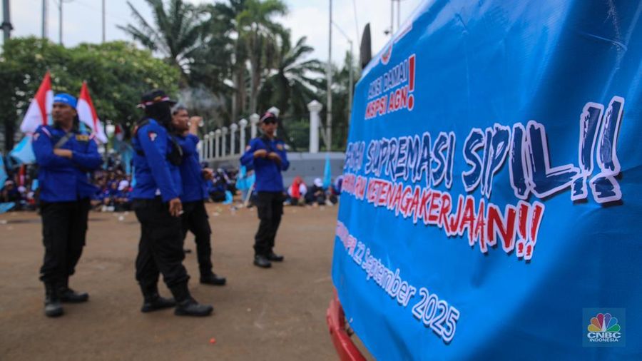 Buruh yang akan melakukan unjuk rasa mulai terlihat berdatangan di depan Gedung DPR RI, Senayan, Jakarta, Senin (22/9/2025). Buruh yang akan melakukan unjuk rasa mulai terlihat berdatangan di depan Gedung DPR RI, Senayan, Jakarta, Senin (22/9/2025). (CNBC Indonesia/Faisal Rahman)