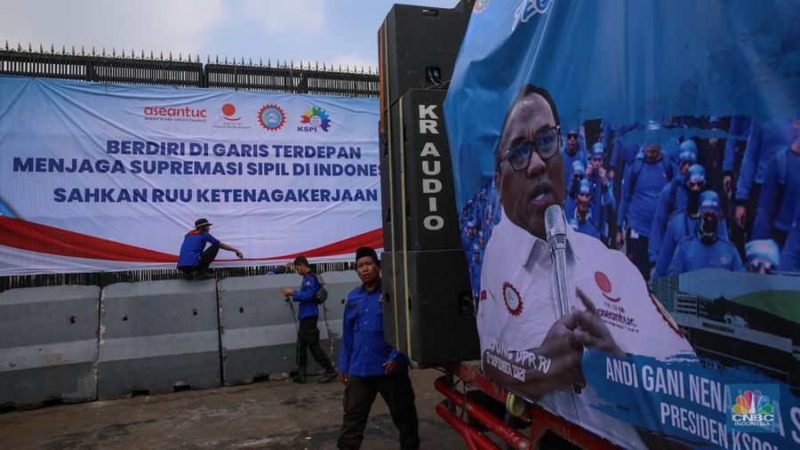 Buruh yang akan melakukan unjuk rasa mulai terlihat berdatangan di depan Gedung DPR RI, Senayan, Jakarta, Senin (22/9/2025). (CNBC Indonesia/Faisal Rahman)
