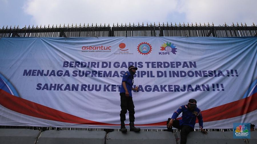 Buruh yang akan melakukan unjuk rasa mulai terlihat berdatangan di depan Gedung DPR RI, Senayan, Jakarta, Senin (22/9/2025). Buruh yang akan melakukan unjuk rasa mulai terlihat berdatangan di depan Gedung DPR RI, Senayan, Jakarta, Senin (22/9/2025). (CNBC Indonesia/Faisal Rahman)
