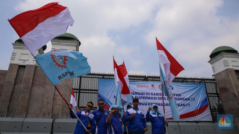 Buruh yang akan melakukan unjuk rasa mulai terlihat berdatangan di depan Gedung DPR RI, Senayan, Jakarta, Senin (22/9/2025). (CNBC Indonesia/Faisal Rahman)