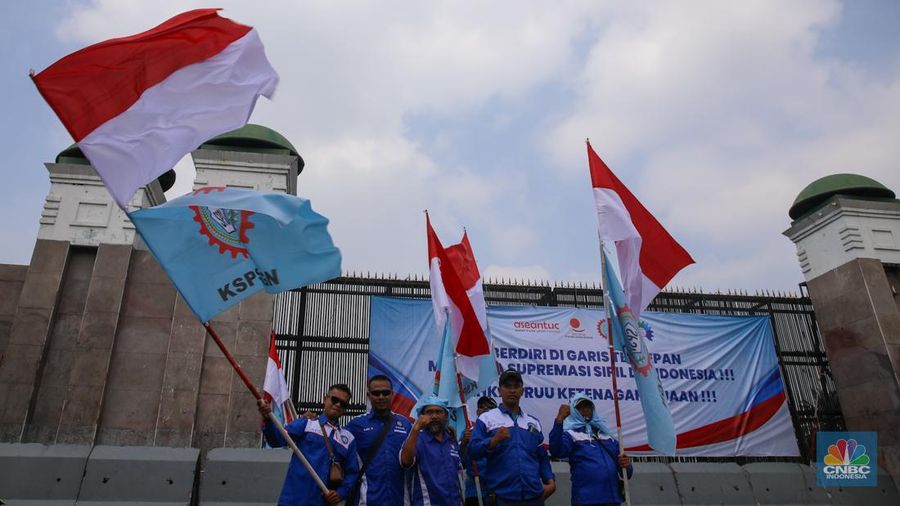 Buruh yang akan melakukan unjuk rasa mulai terlihat berdatangan di depan Gedung DPR RI, Senayan, Jakarta, Senin (22/9/2025). Buruh yang akan melakukan unjuk rasa mulai terlihat berdatangan di depan Gedung DPR RI, Senayan, Jakarta, Senin (22/9/2025). (CNBC Indonesia/Faisal Rahman)