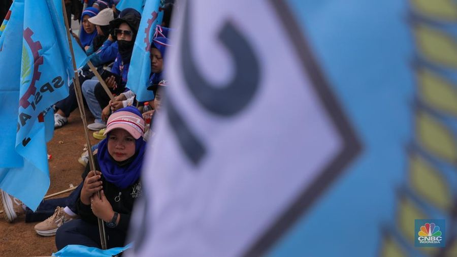 Buruh yang akan melakukan unjuk rasa mulai terlihat berdatangan di depan Gedung DPR RI, Senayan, Jakarta, Senin (22/9/2025). Buruh yang akan melakukan unjuk rasa mulai terlihat berdatangan di depan Gedung DPR RI, Senayan, Jakarta, Senin (22/9/2025). (CNBC Indonesia/Faisal Rahman)