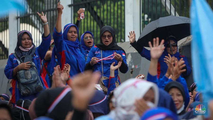 Buruh yang akan melakukan unjuk rasa mulai terlihat berdatangan di depan Gedung DPR RI, Senayan, Jakarta, Senin (22/9/2025). (CNBC Indonesia/Faisal Rahman)