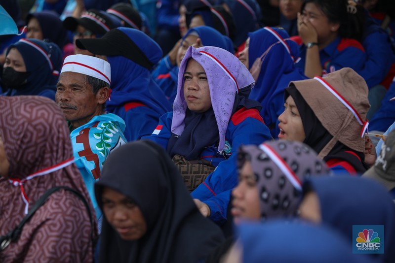 Buruh yang akan melakukan unjuk rasa mulai terlihat berdatangan di depan Gedung DPR RI, Senayan, Jakarta, Senin (22/9/2025). (CNBC Indonesia/Faisal Rahman)