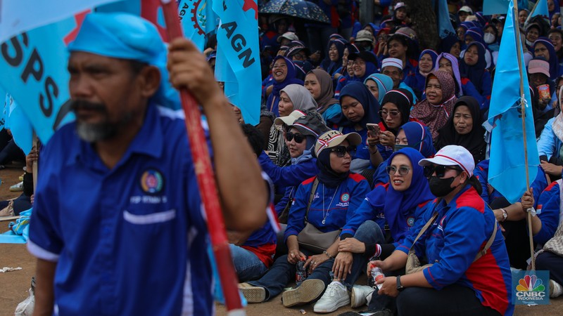 Buruh yang akan melakukan unjuk rasa mulai terlihat berdatangan di depan Gedung DPR RI, Senayan, Jakarta, Senin (22/9/2025). Buruh yang akan melakukan unjuk rasa mulai terlihat berdatangan di depan Gedung DPR RI, Senayan, Jakarta, Senin (22/9/2025). (CNBC Indonesia/Faisal Rahman)