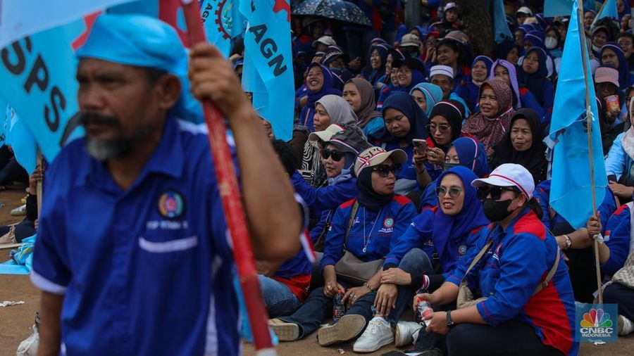 Buruh yang akan melakukan unjuk rasa mulai terlihat berdatangan di depan Gedung DPR RI, Senayan, Jakarta, Senin (22/9/2025). Buruh yang akan melakukan unjuk rasa mulai terlihat berdatangan di depan Gedung DPR RI, Senayan, Jakarta, Senin (22/9/2025). (CNBC Indonesia/Faisal Rahman)