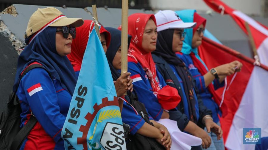 Buruh yang akan melakukan unjuk rasa mulai terlihat berdatangan di depan Gedung DPR RI, Senayan, Jakarta, Senin (22/9/2025). Buruh yang akan melakukan unjuk rasa mulai terlihat berdatangan di depan Gedung DPR RI, Senayan, Jakarta, Senin (22/9/2025). (CNBC Indonesia/Faisal Rahman)