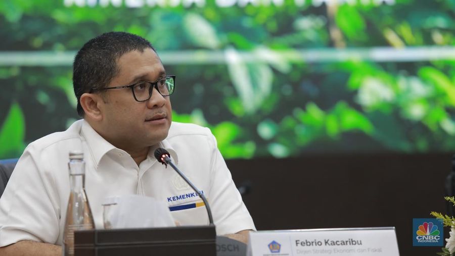 Direktur Jenderal Direktorat Jenderal Strategi Ekonomi dan Fiskal, Kementerian Keuangan Republik Indonesia, Febrio Nathan Kacaribu dalam memberi pemaparan APBN Kita di Kantor kementerian Keuangan, Jakarta, Senin, (22/9/2025). (CNBC Indonesia/Muhammad Sabki)
