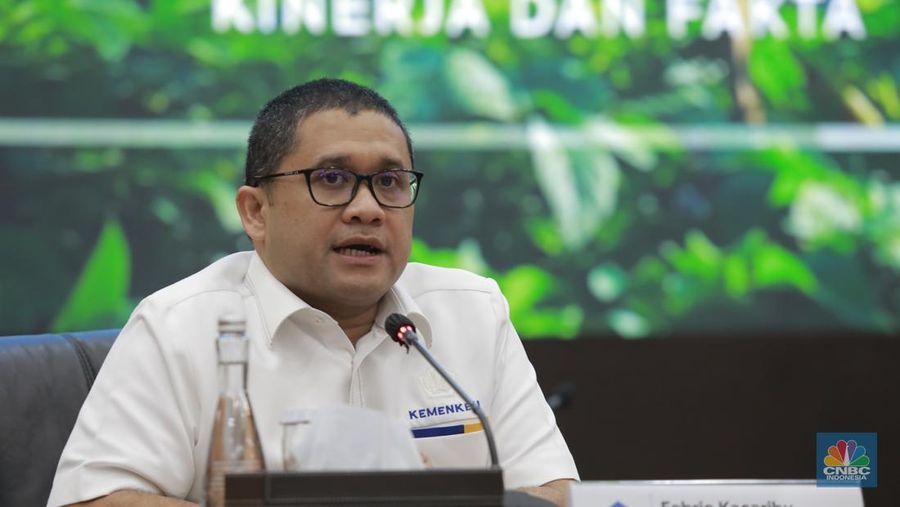 Direktur Jenderal Direktorat Jenderal Strategi Ekonomi dan Fiskal, Kementerian Keuangan Republik Indonesia, Febrio Nathan Kacaribu dalam memberi pemaparan APBN Kita di Kantor kementerian Keuangan, Jakarta, Senin, (22/9/2025). (CNBC Indonesia/Muhammad Sabki)