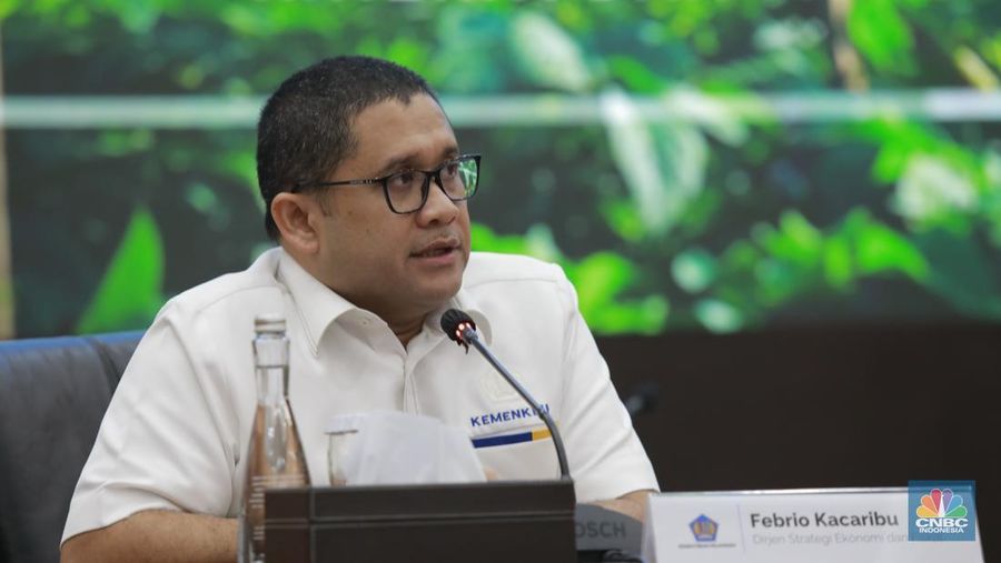 Direktur Jenderal Direktorat Jenderal Strategi Ekonomi dan Fiskal, Kementerian Keuangan Republik Indonesia, Febrio Nathan Kacaribu dalam memberi pemaparan APBN Kita di Kantor kementerian Keuangan, Jakarta, Senin, (22/9/2025). (CNBC Indonesia/Muhammad Sabki)