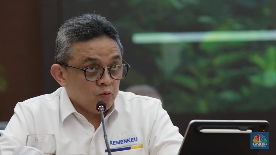 Direktur Jendral, Dirjen Anggaran Kemenkeu RI, Luky Alfirman dalam memberi pemaparan APBN Kita di Kantor kementerian Keuangan, Jakarta, Senin, (22/9/2025). (CNBC Indonesia/Muhammad Sabki)