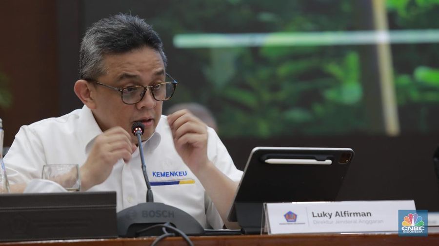Direktur Jendral, Dirjen Anggaran Kemenkeu RI, Luky Alfirman dalam memberi pemaparan APBN Kita di Kantor kementerian Keuangan, Jakarta, Senin, (22/9/2025). (CNBC Indonesia/Muhammad Sabki)