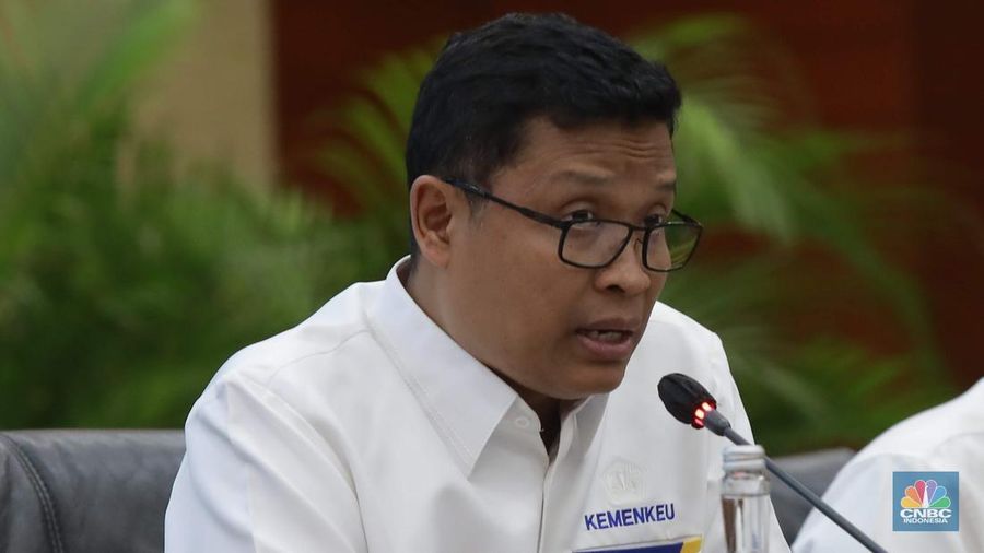 Dirjen Pajak, Bimo Wijayanto dalam memberi pemaparan APBN Kita di Kantor kementerian Keuangan, Jakarta, Senin, (22/9/2025). (CNBC Indonesia/Muhammad Sabki)