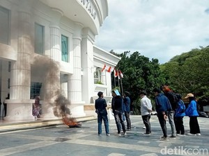Mahasiswa Geruduk Kantor DPRD Gorontalo Desak Wahyudin Moridu Dipecat