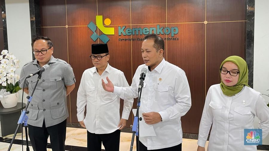 Ferry Juliantono (tiga dari kiri) dan Kartika Wirjoatmodjo (paling kiri) saat konpres di Jakarta, Senin (22/9/2025). (CNBC Indonesia/Ferry Sandi)