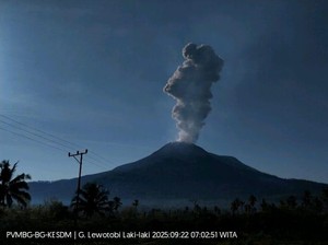 Gunung Lewotobi Laki-laki Naik Status Jadi Awas di Tahun Baru