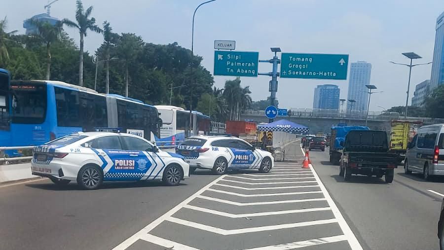 Jajaran Ditlantas PMJ melaksanakan rekayasa lalu lintas di Jl Gatot Subroto dari arah Semanggi menuju Slipi sementara dialihkan menuju Jl Gerbang Pemuda untuk mengurai kepadatan imbas adanya aksi Penyampaian Pendapat di Depan Gedung DPR/MPR RI Jakarta Pusat. (X/@TMCPoldaMetro)